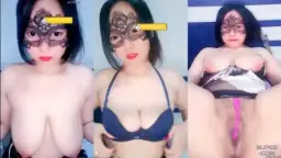 Claudya Melebarkan Paha Memamerkan Kemolekan