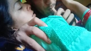 Istri Nakal Berciuman Dengan Kekasih Gelap Dan Membiarkannya Mengisap Payudaranya