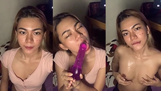 Mengisap Mainan Ungu Yang Menggoda