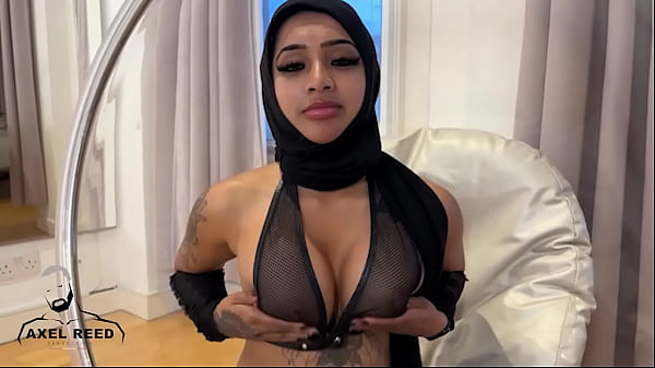 Gadis Muslim Berhijab Digerogoti Ganas Oleh Pria Berotot