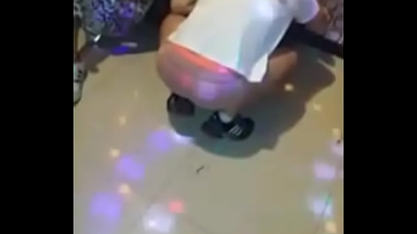 노래방에서 팬티 벗고 음란한 춤 추는 야한 여자 – 딸자닷컴