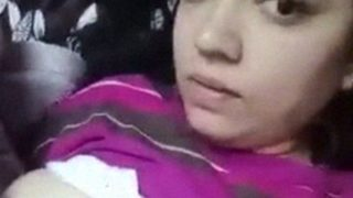 Gadis Remaja India Memamerkan Payudara Montoknya