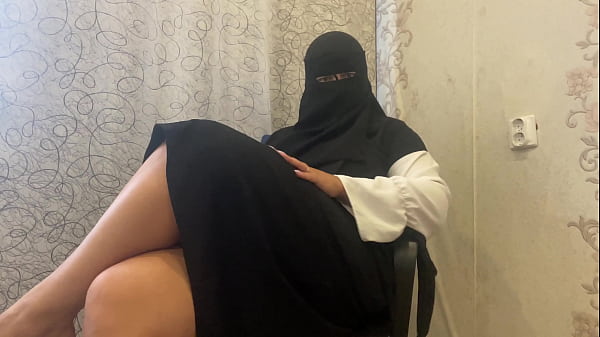 Ibu Tiri Arab Berjilbab Menggoda Diri Sendiri