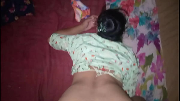 Desi Cewek Lagi Nungguin Pelukan Mesra Dari Pacar.