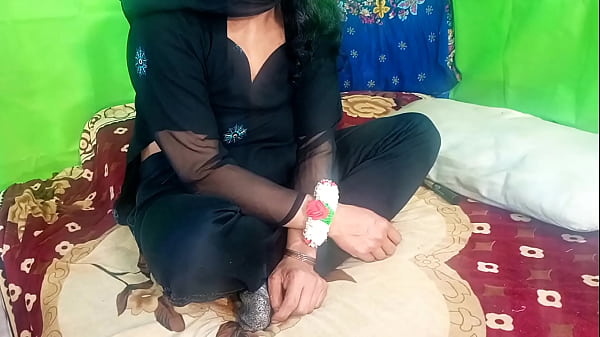 Baju Hitam Tante Desi Muslim Digenjot Kasar Di Lubang Belakang Pakai Kontol Si Devar, Gaya Doggy Ngentot Tembus Dalem.