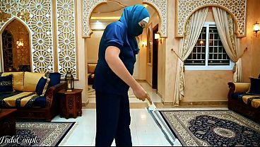 Hijabnya Nempel, Majikan Ngajak Ngewe, Pembantu Nurut Aja Nyedot Kontol Sampai Habis