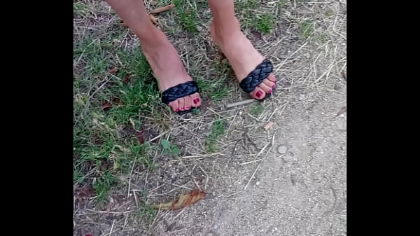 Pelacur Arab Milf Dengan Jari Kaki Dan Tumit Seksi Yang Memukau