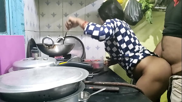 गाँव से आई नादान नौकरानी को कुछ पता नहीं था, तो मालिक ने उसका बेफिक्र फायदा उठाकर उसे चोद डाला