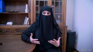 Kesepakatan Abad Ini Ditutup Dengan Ciuman Arab Berjilbab Yang Menggoda
