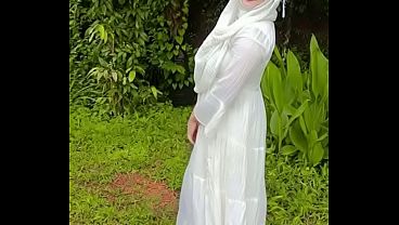 Memamerkan Bokong Hijabiku Di Alam Terbuka