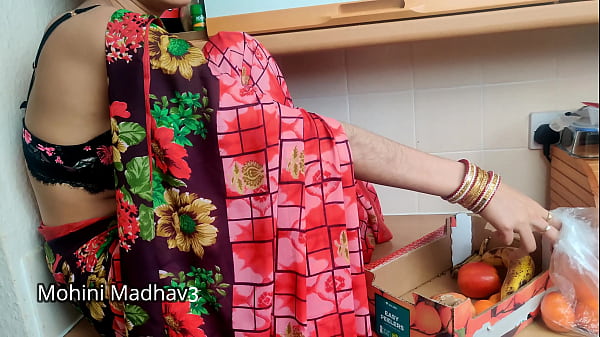 भारतीय देसी फल वाली मालिन ने भाव-ताव में ग्राहक के संग जोरदार चुदाई की हिंदी आवाज़