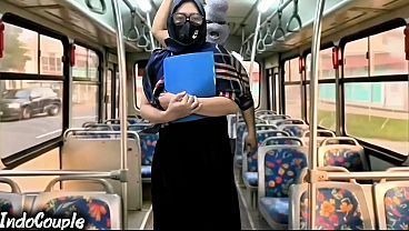 Istri Muslim Pulang Kampus Naik Bus Sendirian, Langsung Digaruk Orang Asing Di Balik Kerudungnya.