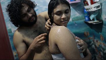 Cewek India Mandi Air Panas, Abang Tiri Ngintip, Makin Panas