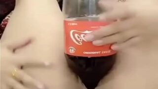 Gadis Delhi Dorong Botol Coca Cola Ke Dalam Memeknya