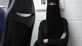 Seorang Maling Cewek Pakistan Kena Hukum Di Amerika, Tubuhnya Digebukin Sampai Meraung-raung.
