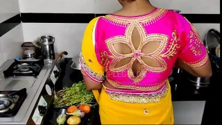 সাস মারা গেছে বাজারে, জিভ দিয়ে দেবরের লাউডা চুষছে রান্নাঘরে
