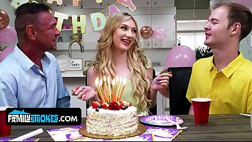 Anak Tiri Montok Alami Daisy Lavoy Menggoda Dan Naik Ke Atas Bokapnya, Bikin Makin Panas.