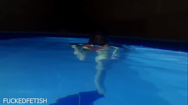 Helen Star Pake Baju Renang Seksi, Masker Malam, Di Kolam Sambil Bikin Greget.