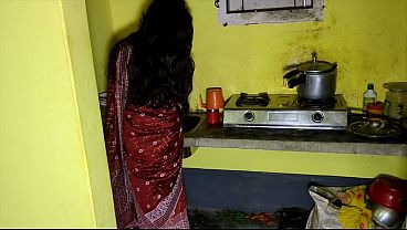 Devar Dapur Lihat Bhabhi Sendirian, Langsung Tempel Kontol Ke Memek Basah.