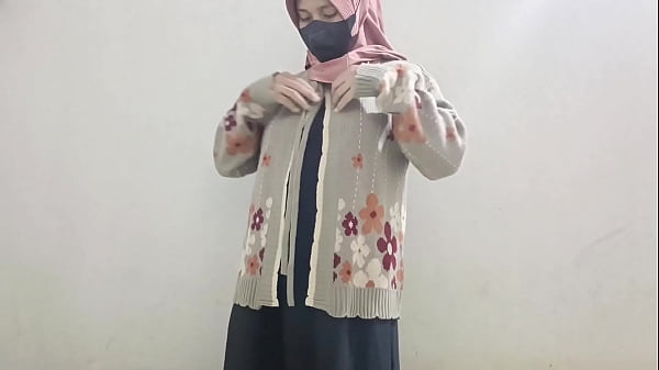 Gadis Berjilbab Colmek Pakai Timun, Basah Kuyup