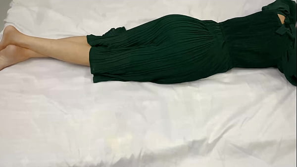 Adik Tiri 18 Tahunku Sendirian Di Kamar, Malam Itu Aku Masuk Dan Memuaskan Nafsu Di Sela-sela Pahanya.