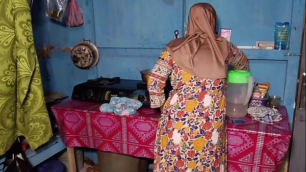 Ngentot Istri Temen Yang Lagi Sibuk Masak, Makin Basah Liat Gerakan Tangannya.