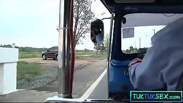 Ibu-ibu Thailand Abal-abal Dipanggil Dari Pinggir Jalan, Terus Digasak Di Mobil