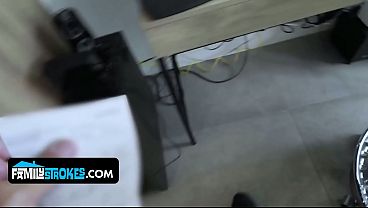 Gadis Kecil Latin Itu Memamerkan Tubuh Mulusnya, Menggoda Bapak Tirinya Dengan Gerakan Nakal Dan Bibir Basah.