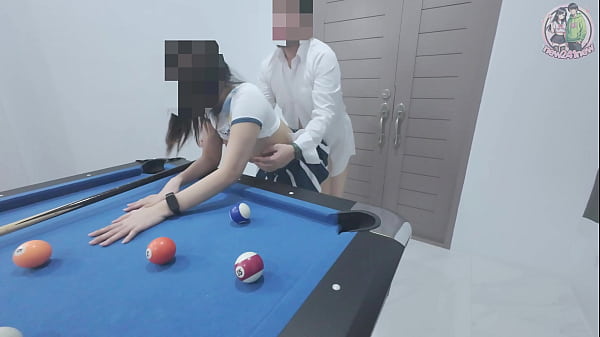 Cewek Thailand Naik Ke Meja Bilyar… Lalu Digebrek Keras Sampai Meringis!