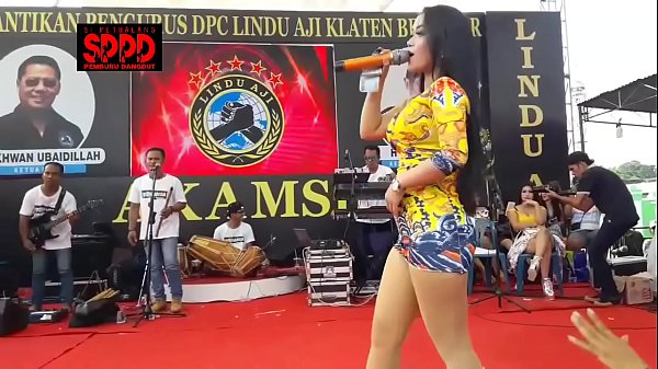 Tarian Erotis Indonesia – Sintya Riske Goyang Liar Di Atas Panggung Bikin Mendingin