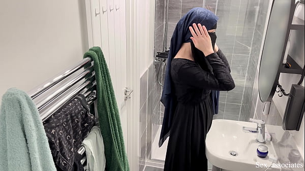Gila! Gak Nyangka Cewek Arab Bisa Ngelakuin Itu. Aku Lihat Langsung Cewek Arab Muslim Pakai Hijab Lagi Colmek Di Kamar Mandi.