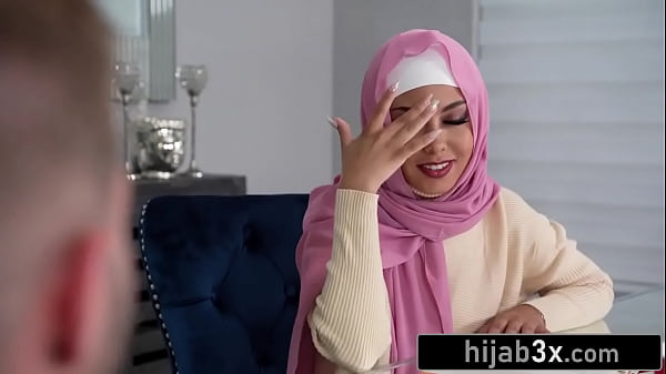 Cewek Mungil Cantik Berhijab Digebuk Sambil Tetep Pake Jilbabnya