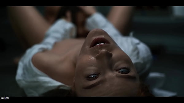 Kontrol Pikiran Parasit Alien Lawan Cewek Seksi Bugil