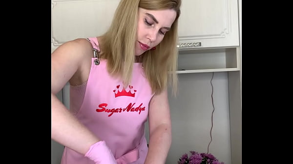 Gadis Rusia Montok Lagi Sange, Cabutin Bulu Kontol Gede.