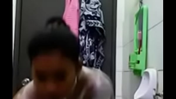 Narsis Abis, Mukanya Keringetan, Badan Melengkung Siap Digoyang.
