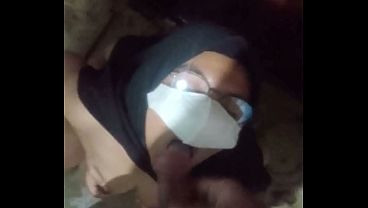 Cewek Indo Ngewe Di Kamar Mandi Sambil Nenggak Air Kencing, Crot Di Muka