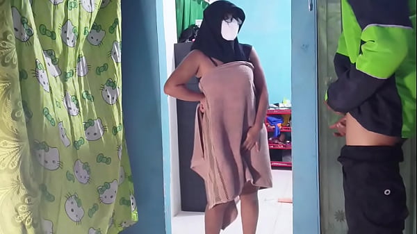 Kepergok Tukang Ojol Pas Lagi Mainin Kontol Sendiri Di Dapur