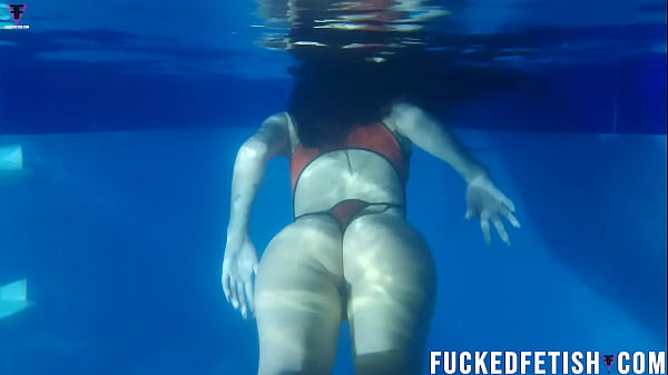 Helen Star Nyebur Di Kolam Pake Masker Selam, Bikin Basah-basah Gairah