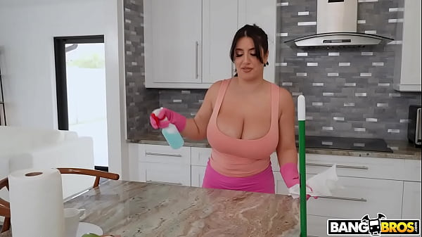 Pembantu Sange Lakukan Apa Saja Demi Duit!