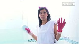 Babu Hotel Pake Sarung Tangan Karet Bungkukin Pantat Sambil Gosok Kamar Mandi