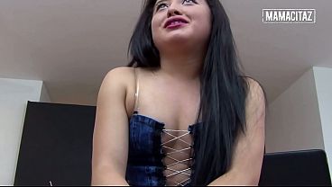 Dengerin, Si Cewek Latin Montok Pake Rok Mini Bengkok, Doi Nggak Bisa Berhenti Megang-megang Pantatnya.
