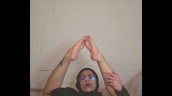 Ibu Rumah Tangga Arab Mia Pamer Kaki Seksi Di Bawah Niqab, Kumpulan Video Nakal