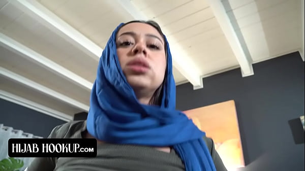 Nakal Banget, Si Arab Ini Nyesep Kontol Abang Tirinya Biar Diem, Jangan Sampai Ketahuan Sama Orang Tua Sambung Yang Galak.