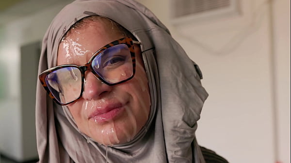Hijab Cosplay – Ibu Bule Amerika Dicocol Muka Sama Kontol