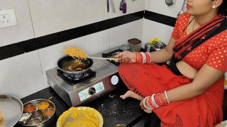 कोमल दिवाली पर नमकीन बना रही थी, देवर ने भाभी को गरमागरम ले लिया