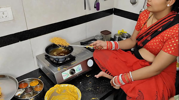 कोमल दिवाली पर नमकीन बना रही थी, देवर ने भाभी को गरमागरम ले लिया