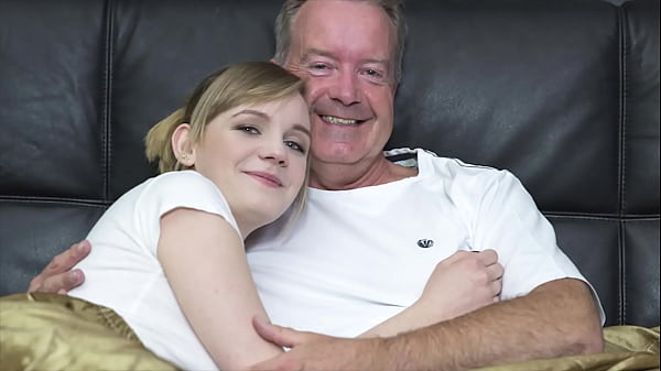 Blonde Seksi Nungging Siap Ditusuk Kontol Gede Kakek