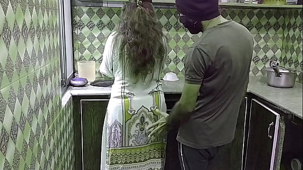 Bini Orang Lagi Sibuk Masak Di Dapur, Tiba-tiba Digocok Dari Belakang, Suara Desahannya Bikin Makin Panas, Audio Hindi Xxxxx.