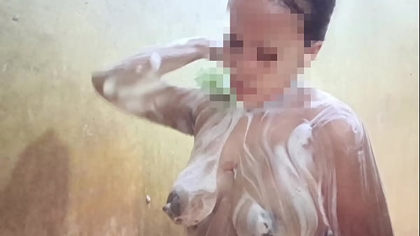 Lihatin Aku Mandi Ya Sayang, Biar Kamu Makin Bernafsu Lihat Tubuh Basahku.