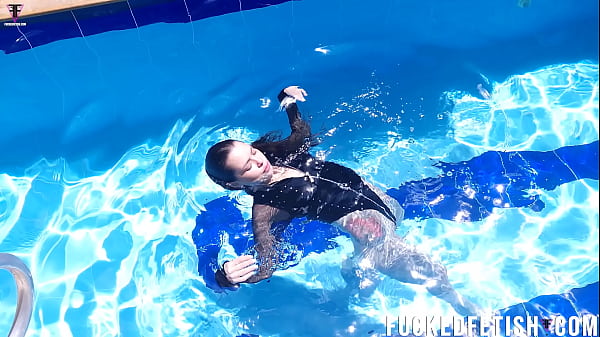 Jessica Bunny Main Basah-basah Di Kolam Renang, Gerakan Liarnya Bikin Makin Erotis